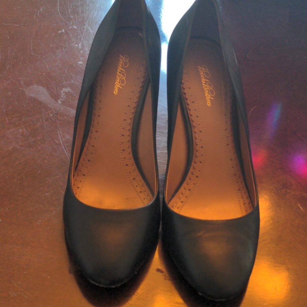 Brooks Brothers Size 9 black pumps